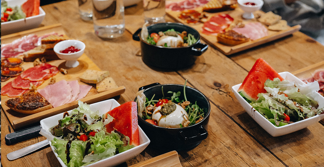 Une table dréssée des verres de vin et fruits de mer