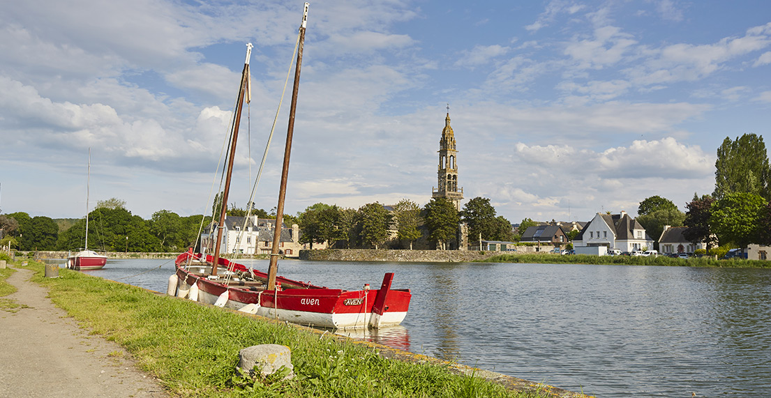 Un bateau à 3 mats à quai devant Locronan