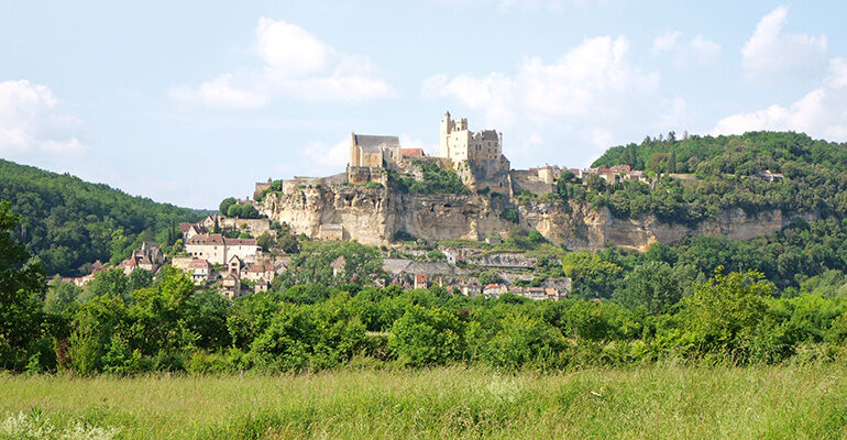 Campagne surplombée d'une citée médiévale