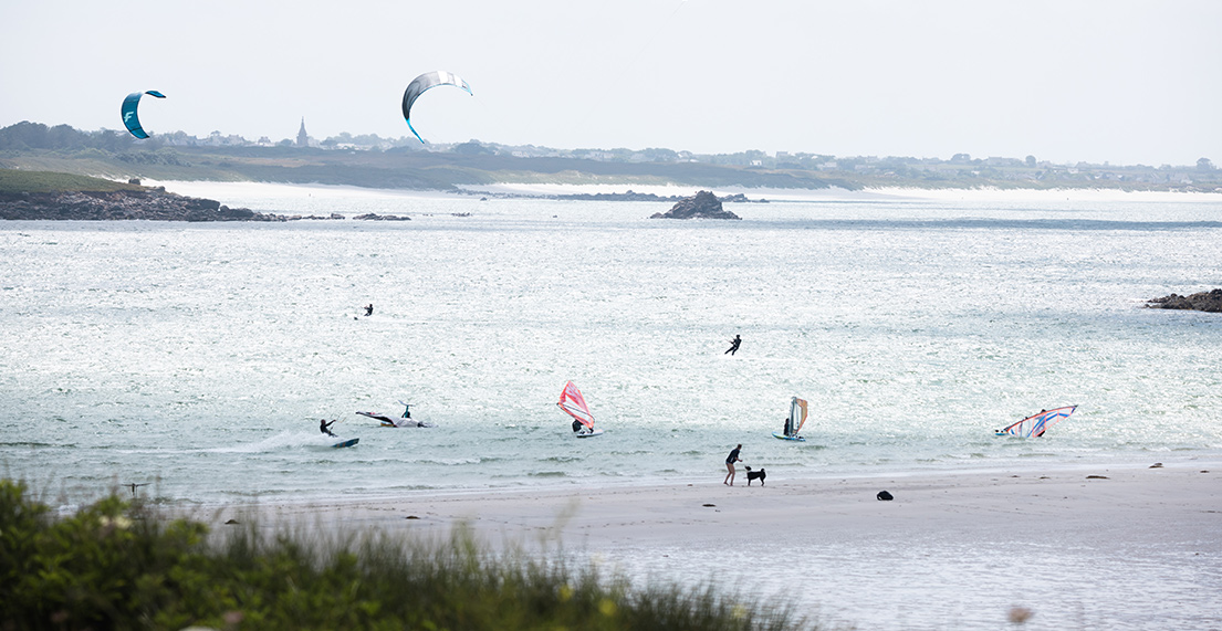 Une plage bretonne avec des kitesurf dans la mer