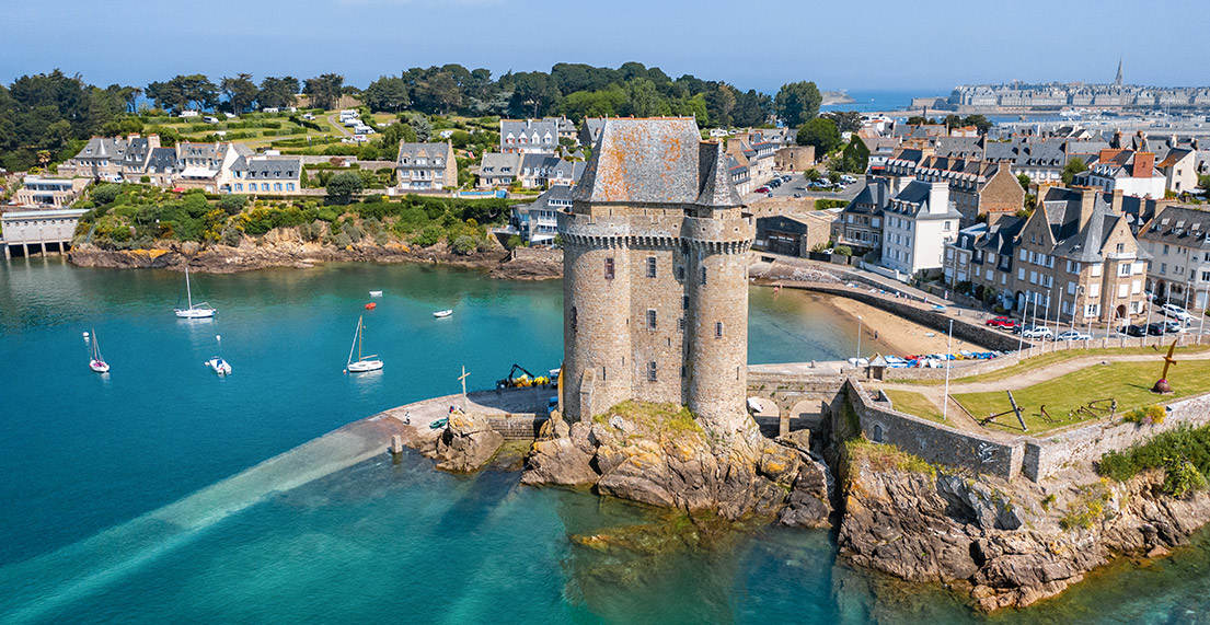 Vue aérienne de la ville de Dinan et des ses eaux turquoises