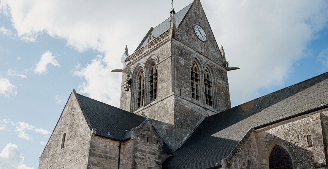 Une représentation du soldat parachutiste coincé sur le toit de l'eglise