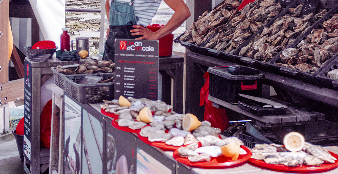 Un stand d'huitres avec des plats tout préparé pour la dégustation
