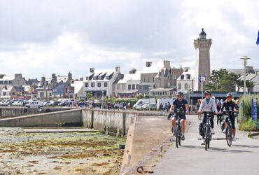 Un groupe de cyclistes se promène sur le port de Roscoff