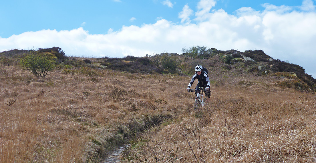 Un vététiste dans les landes des Monts d'Arrée