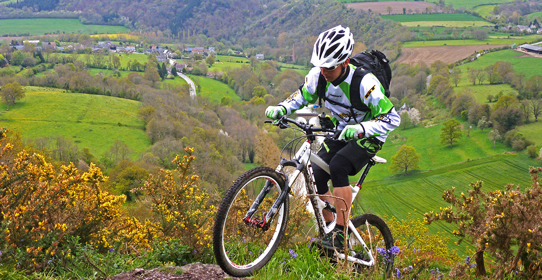 Un cycliste gravit des falaises