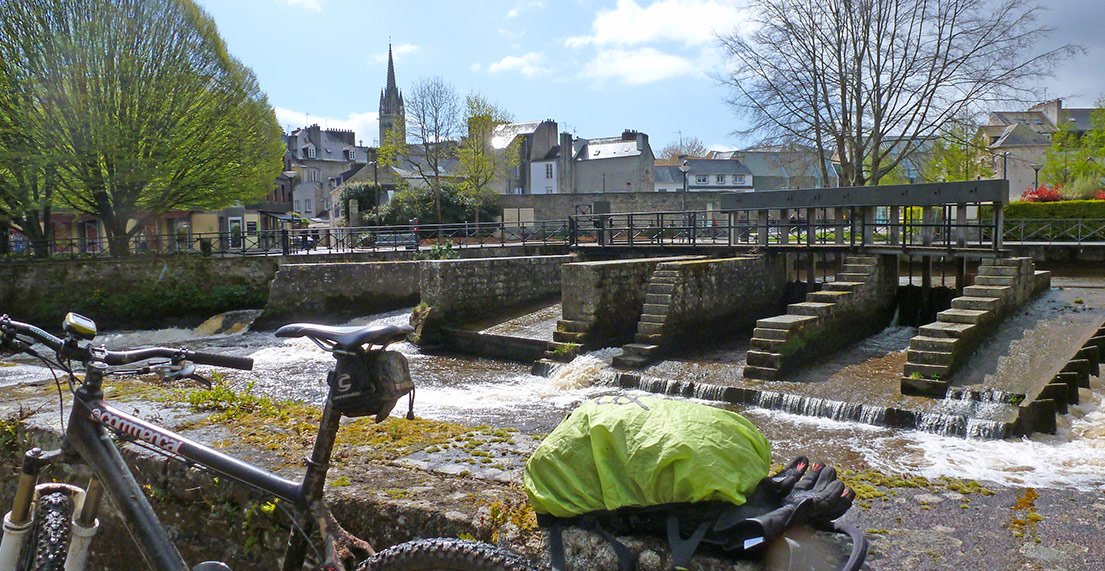 Un VTT devant la ville de Locronan