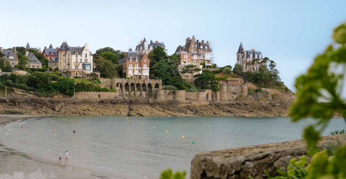 Les villas de Dinard perche en flanc de falaise au bord de la plage