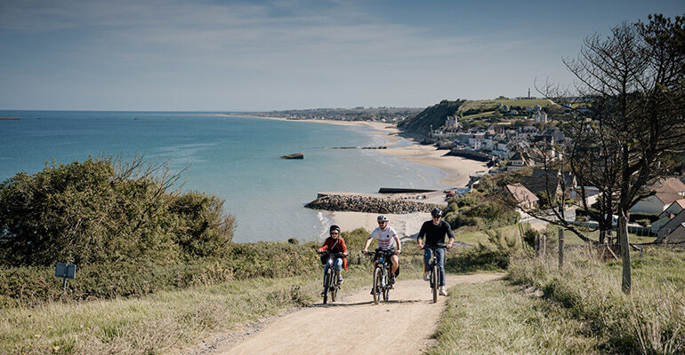 Cyclistes sur la cote normande