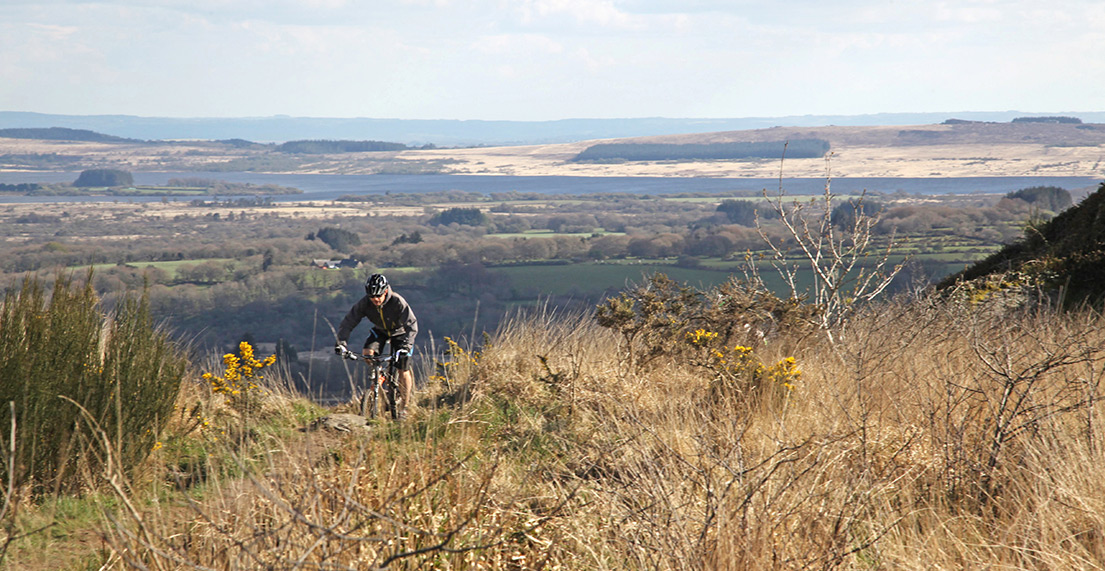 Un vététiste dans les landes des Monts d'Arrée