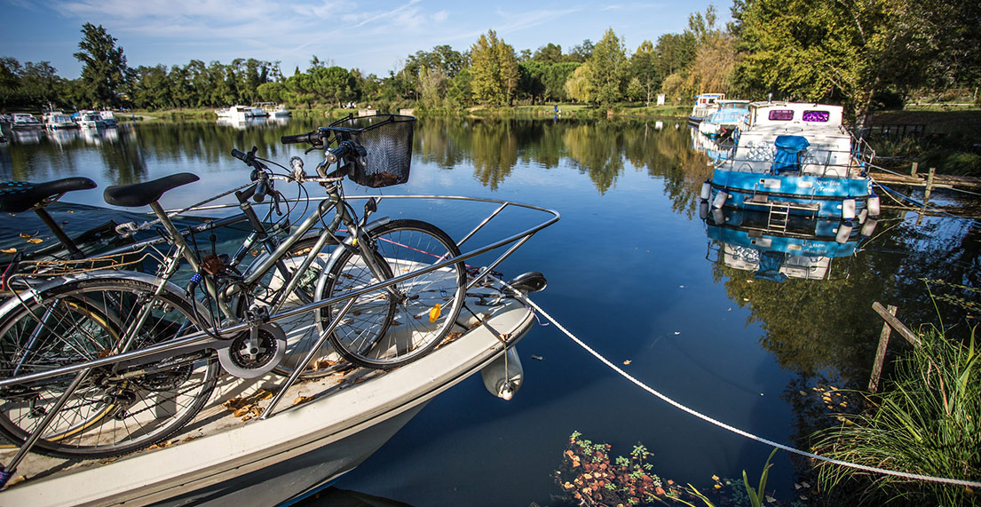 Des vélos sont transportés sur un bateau pour traverser un canal