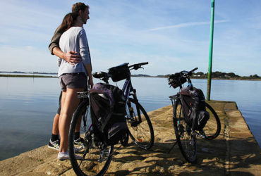 Cyclistes avec leurs vélos contemplant le Golfe du Morbihan