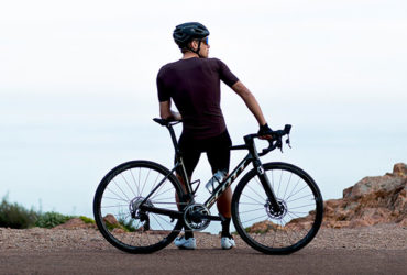 cycliste au bord de la mer cote granit rose route scott