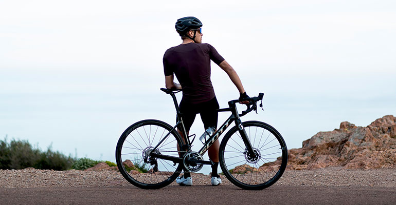 cycliste au bord de la mer cote granit rose route scott