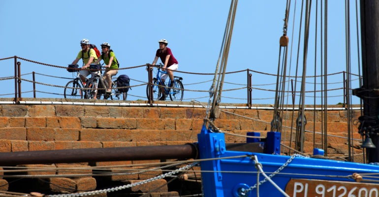 3 cyclistes longent le port