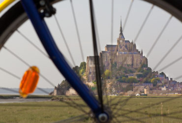 Le Mont Saint-Michel vu à travers les rayons d'un vélo