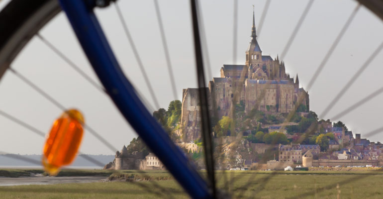 Le Mont Saint-Michel vu à travers les rayons d'un vélo