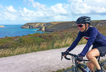 cycliste femme casque lunettes cap fréhel beau temps