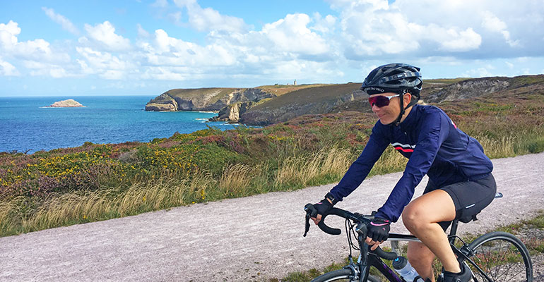 cycliste femme casque lunettes cap fréhel beau temps