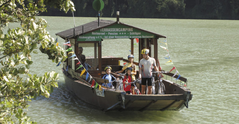 Famille de cyclistes sur un bâteau Le Danube de Passau à Vienne