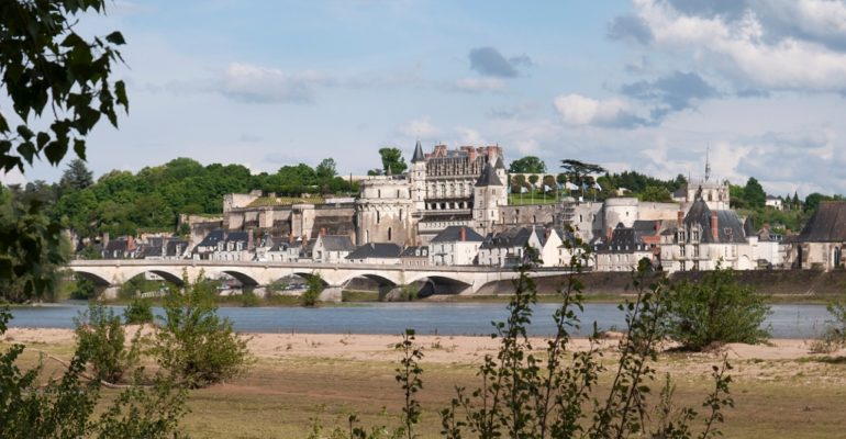Vue du château d'Amboise depuis la rive droite de la Loire Loire à vélo
