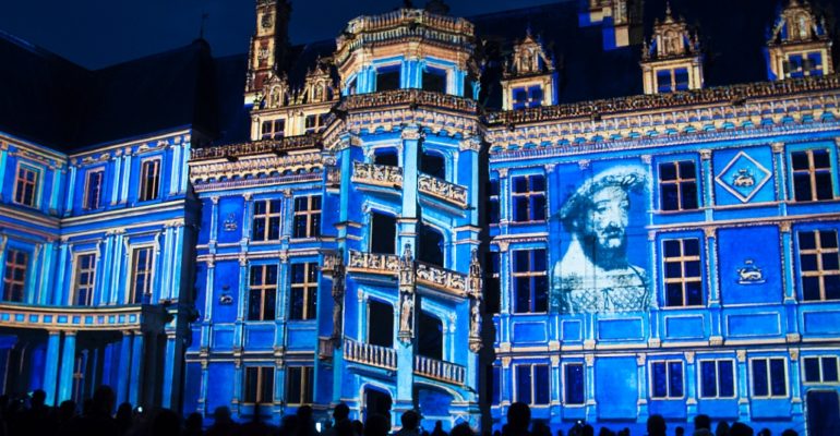 Spectacle lumineux sur la façade du chateau de Blois Le pays des châteaux à vélo