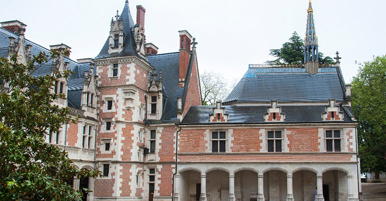 Batiment historique à Blois Le pays des châteaux à vélo