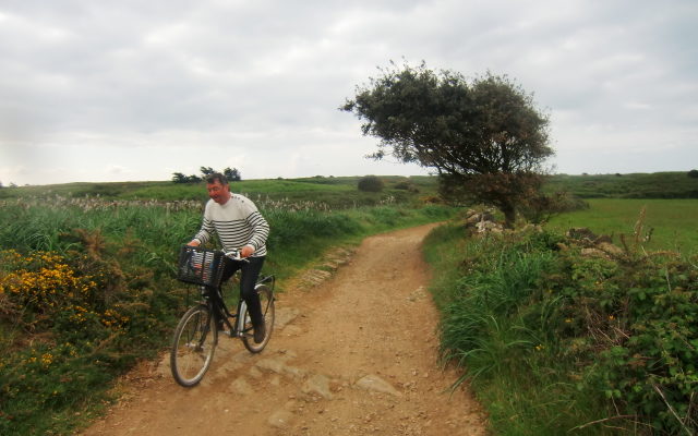 Homme à vélo sur une chemin de terre Les îles vendéennes à vélo