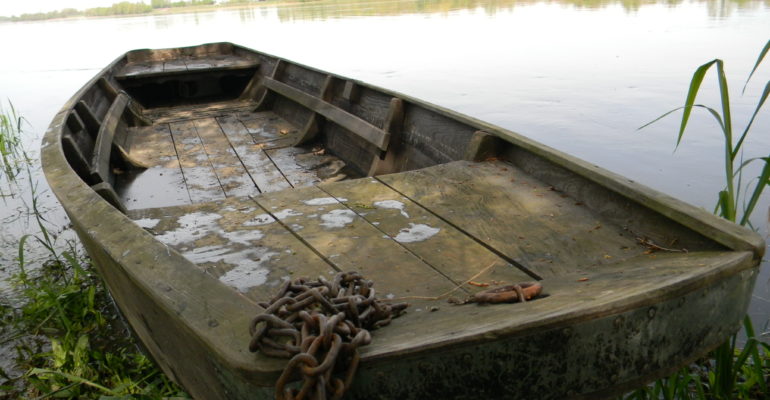 Vieille barque en bois sur la Loire Balade en bords de Loire de Tours à Saumur