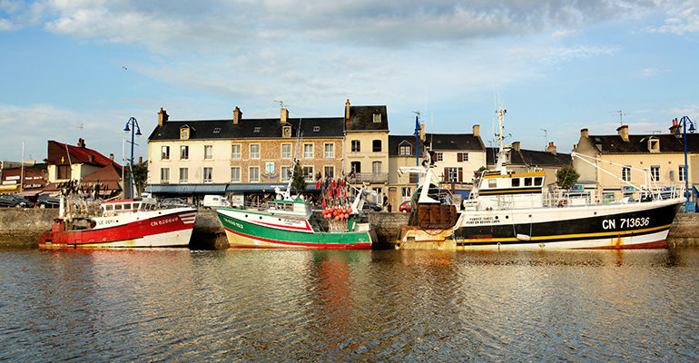 Bateaux de pêche à Port en Bessin Bayeux et la Côte de Nacre
