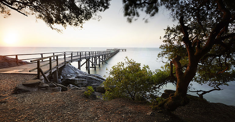Ponton donnant sur la mer Les îles vendéennes à vélo