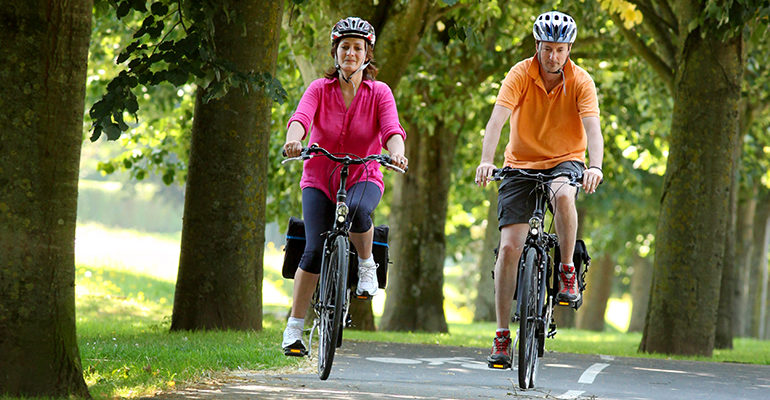 Couple à vélo sur une véloroute Bayeux et la Côte de Nacre