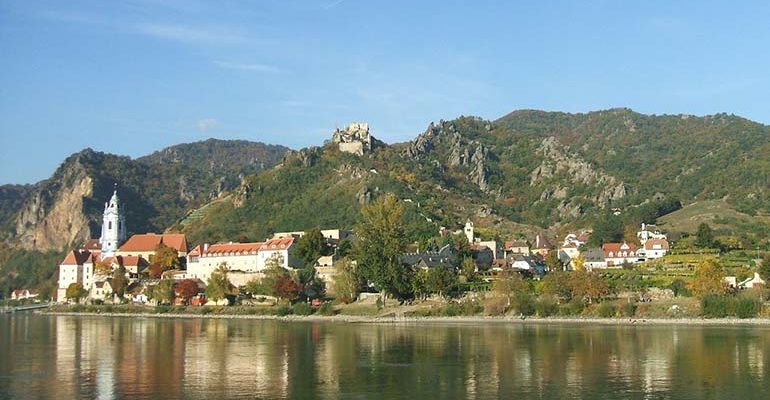 Village entre eau et montagne Le Danube de Passau à Vienne
