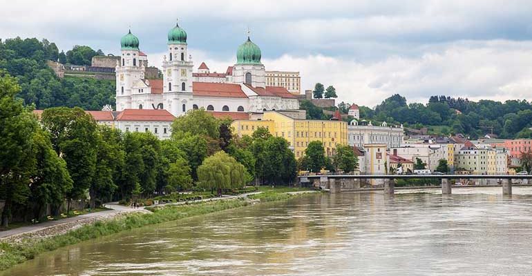Eglise au bord du fleuve Le Danube de Passau à Vienne