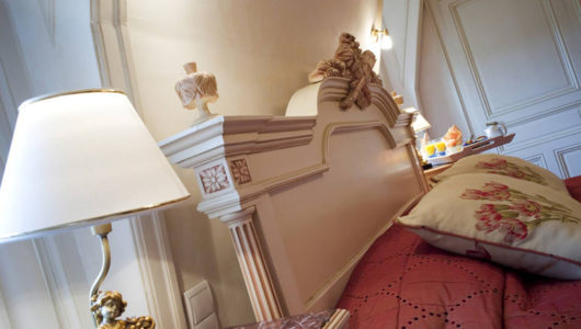 Détail d'une chambre tête de lit et lampe de chevet Chateau de Beaulieu à à Joué lès Tours