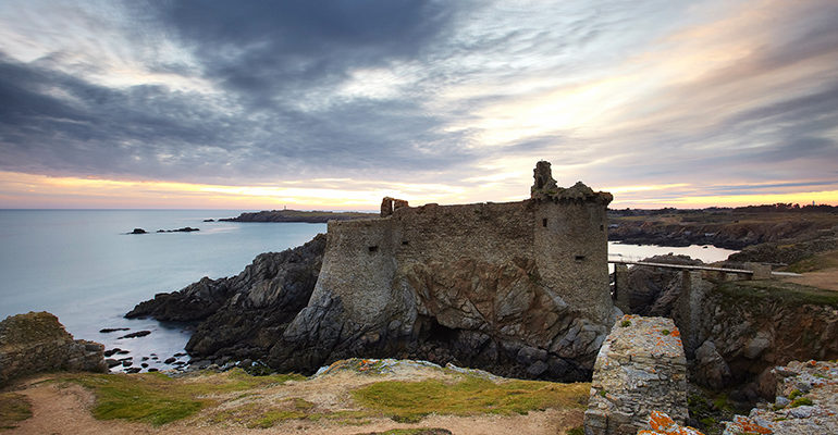 Ruine de château sur la côte île d'yeu