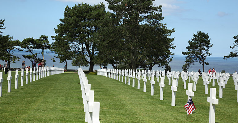 Croix blanches alignées dans le cimetière américain de Colleville Bayeux et la Côte de Nacre