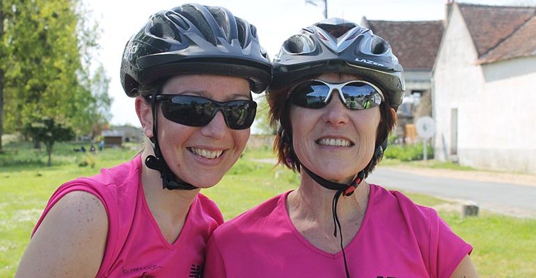 Femmes souriantes Le pays des châteaux à vélo