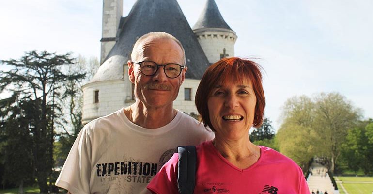 Couple posant devant le chateau de Chenonceau Loire à vélo Val de Loire : Patrimoine mondial