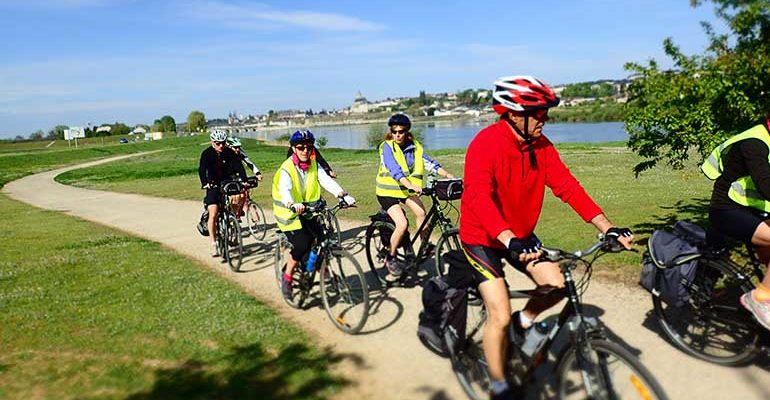 Groupe à vélo le long de la Loire à vélo Val de Loire : Patrimoine mondial