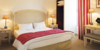 Chambre avec grand lit hotel-saint-martin séjour à vélo