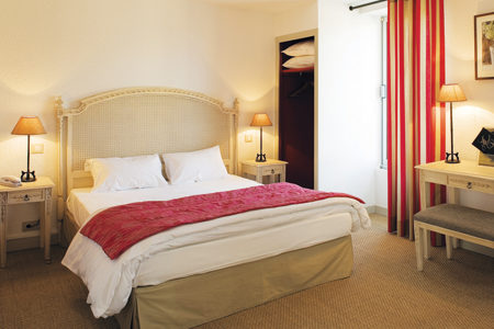 Chambre avec grand lit hotel-saint-martin séjour à vélo