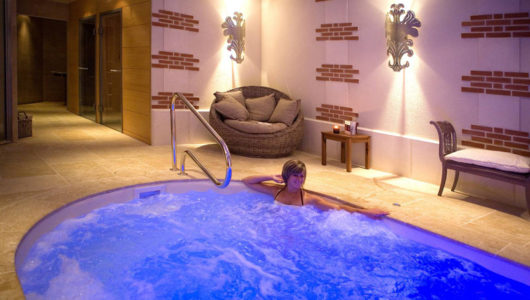 Femme dnas jacuzzi Chateau de Beaulieu à à Joué lès Tours