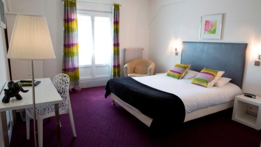 Chambre colorée de l'Hôtel du Cerf halte vacances à vélo