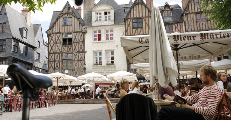 Maisons à colombage et Terrasses de café sur la Place Plumereau à Tours Loire à vélo Val de Loire : Patrimoine mondial