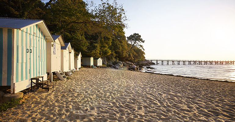 Cabanes sur une plage de l'île de Noirmoutier
