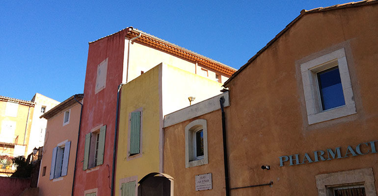 Maisons aux façades colorées Le petit tour du Luberon