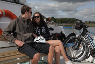 Couple et ses vélos sur un bateau Le Tour du Golfe du Morbihan Abicyclette Voyages à vélo