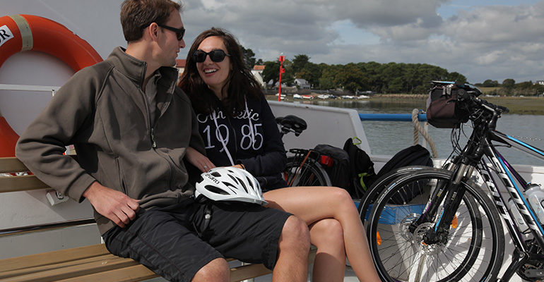 Couple et ses vélos sur un bateau Le Tour du Golfe du Morbihan Abicyclette Voyages à vélo