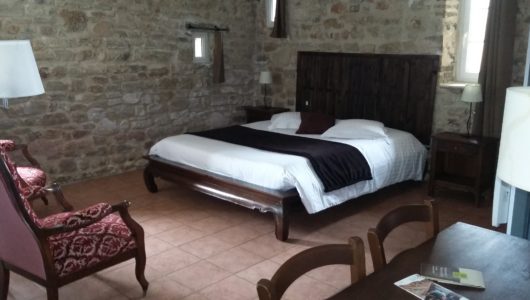 Chambre avec mur en pierres Hôtel logis la bastide à saint bach